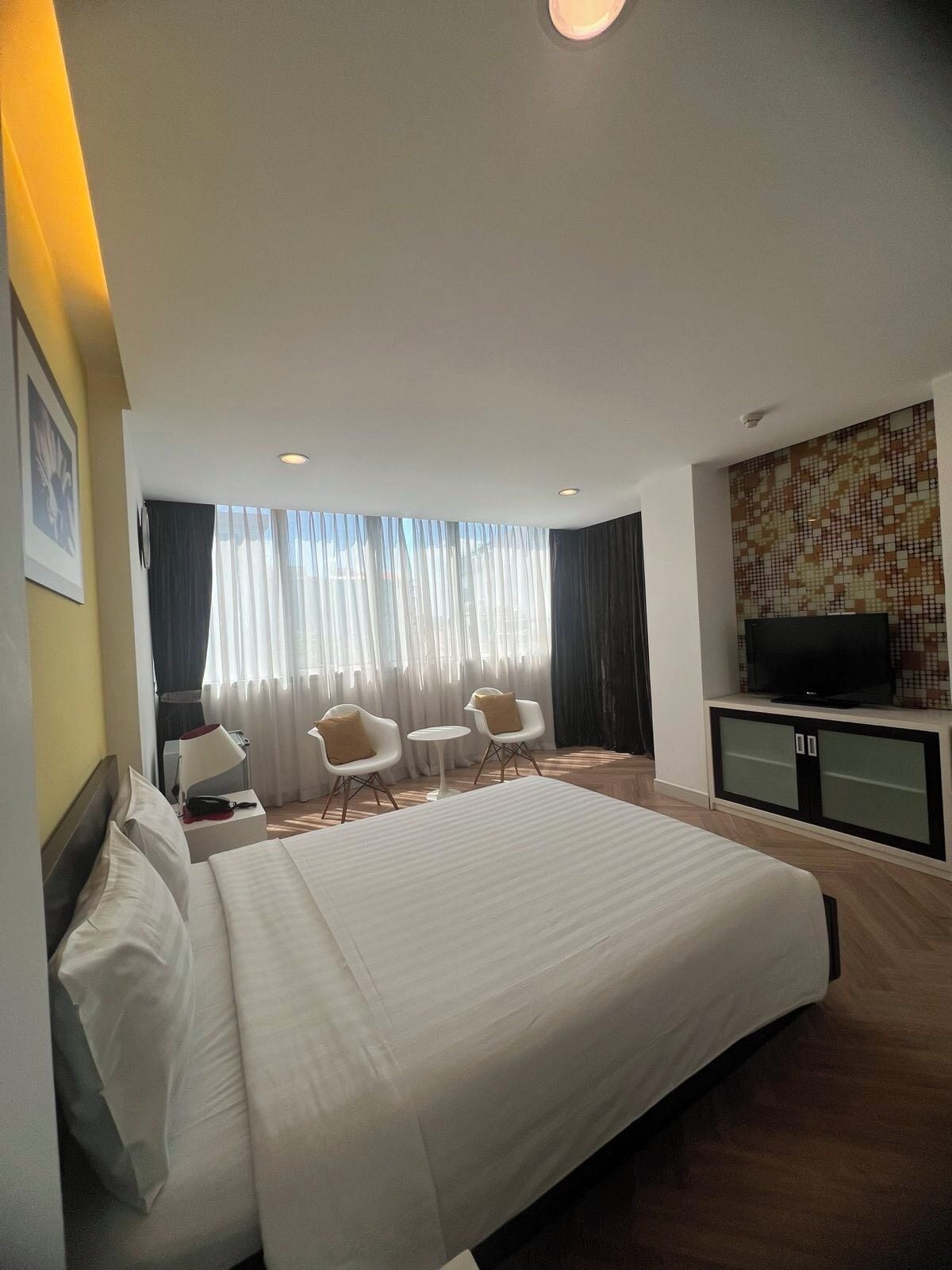 Deluxe Double Room | Minibar, desk, blackout drapes, free WiFi