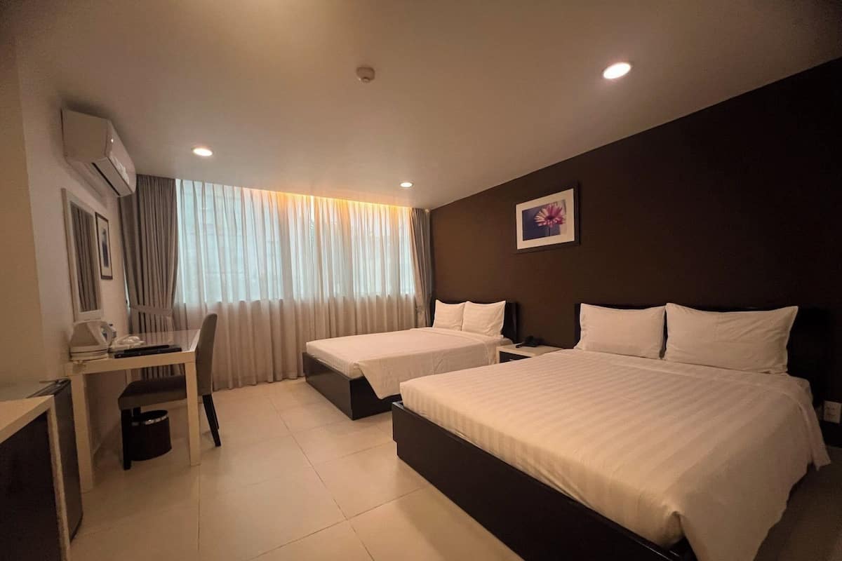 Minibar, escritorio, cortinas blackout y wifi gratis