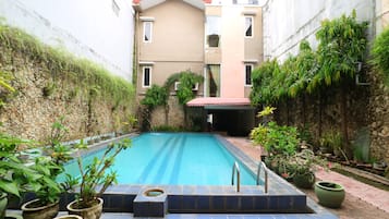 Una piscina al aire libre