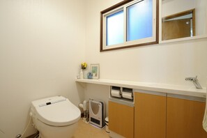 Separate tub and shower, hair dryer, towels - Sapporo Inn NADA - Hostel (Sapporo)