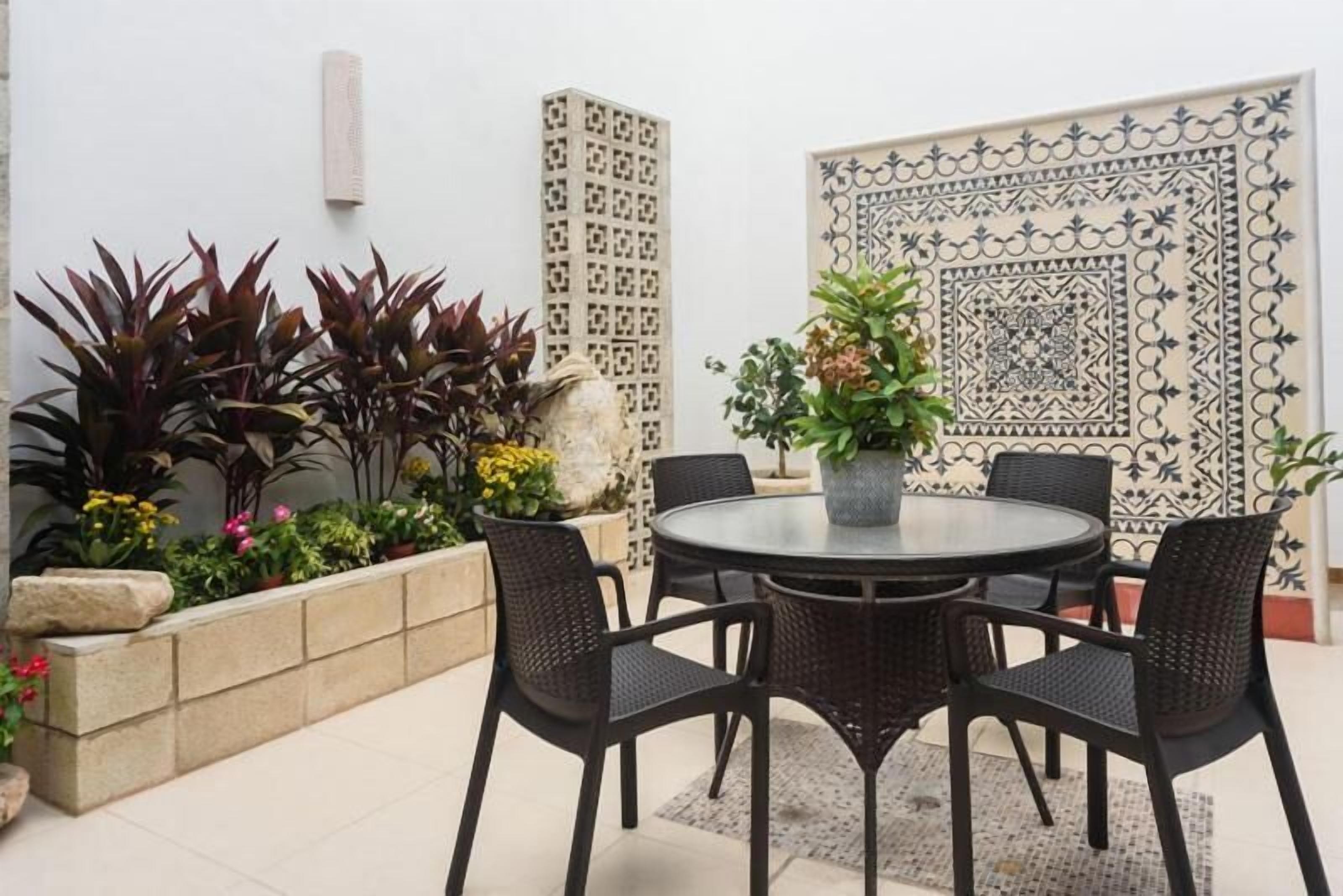 breakfast, lunch, dinner served; regional cuisine