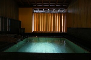 Secador de pelo, excusado o inodoro con bidet electrónico, toallas