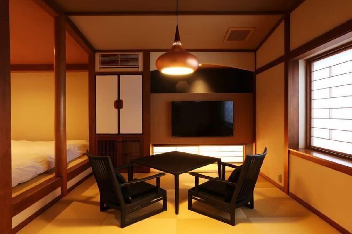 Gebar bulu kapas, peti besi dalam bilik, dihias secara berasingan