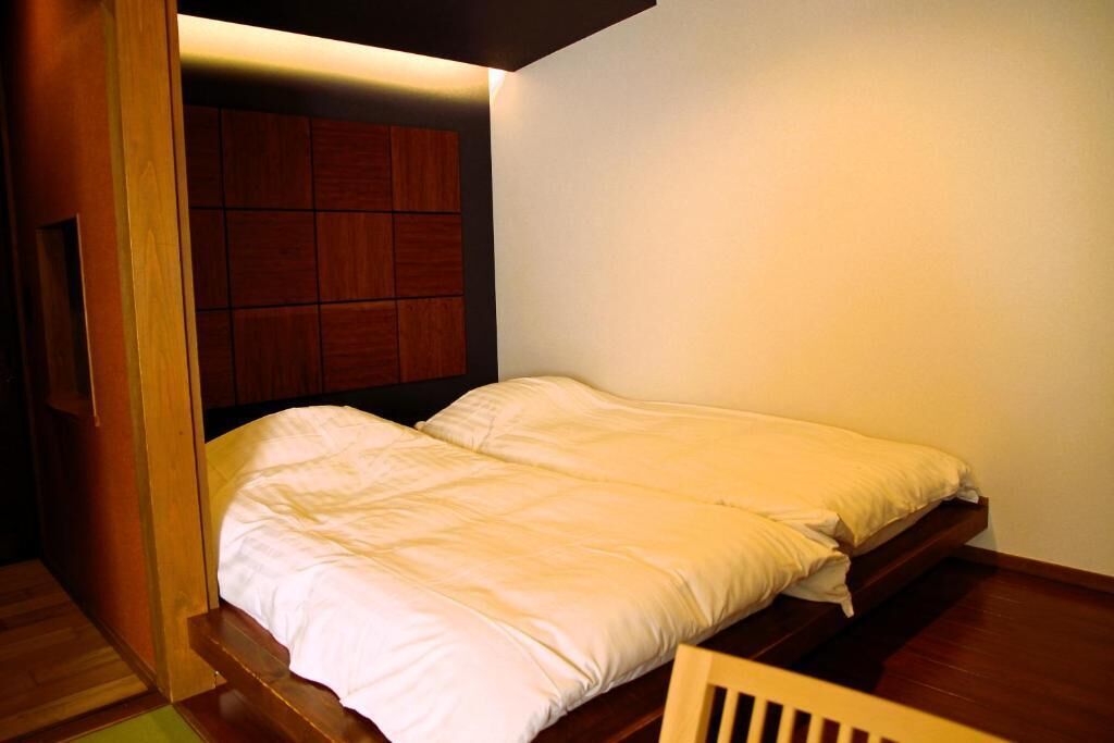 Una habitación pequeña y acogedora con cama y muebles de madera empotrados.