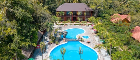 Kolmen hengen superior-huone | Majoituspaikan julkisivu