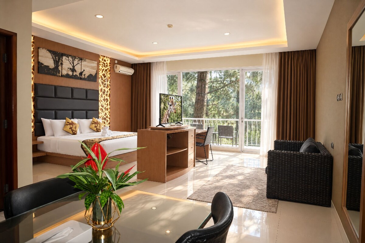 Giraffe Suite King | Premium bedding, in-room safe, desk, free WiFi