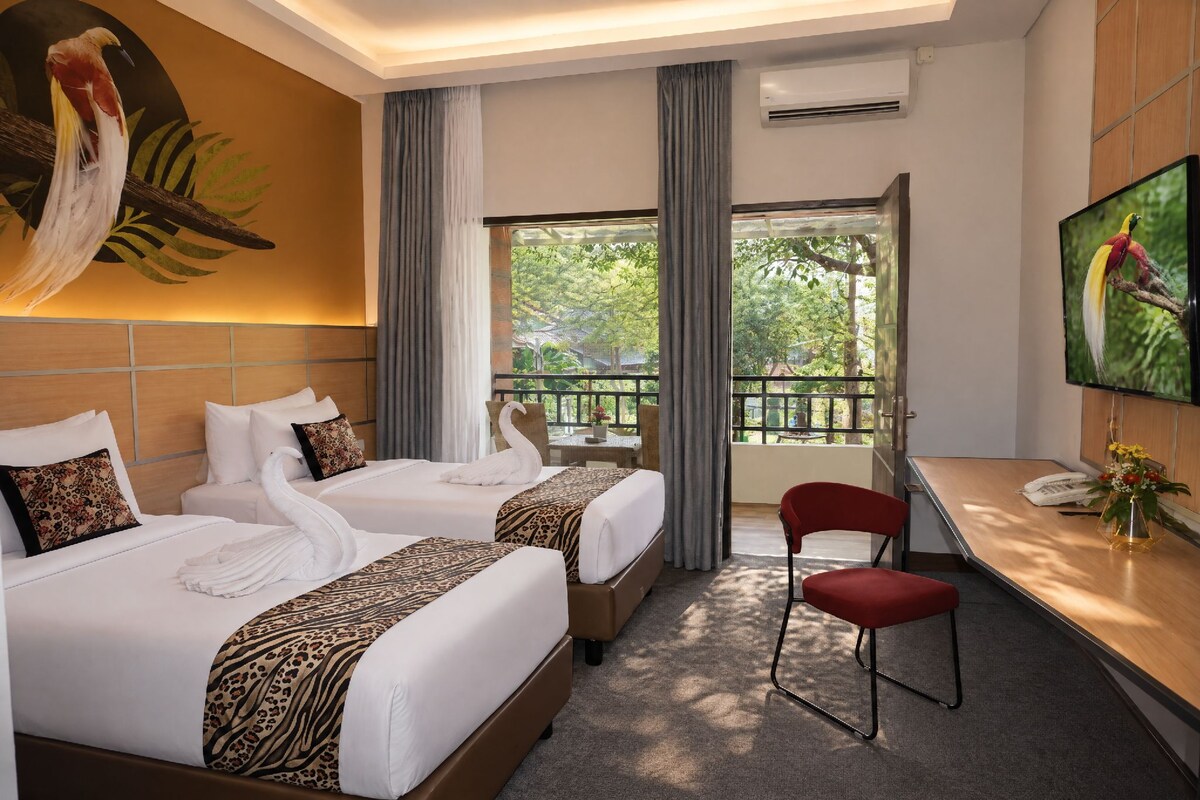Cendrawasih Deluxe Twin | Premium bedding, in-room safe, desk, free WiFi