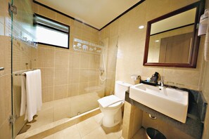 洋房, 3 間臥室 (Elephant) | 浴室 | 淋浴設備、免費盥洗用品、吹風機、拖鞋