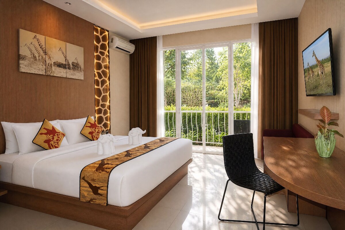 Giraffe Deluxe King | Premium bedding, in-room safe, desk, free WiFi