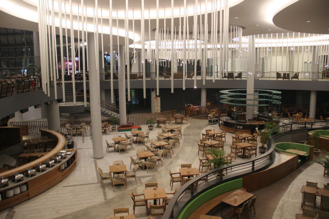 2 間餐廳，供應早餐、午餐和晚餐，國際料理