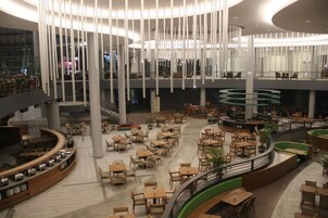 2 restaurantes; se sirven desayunos, almuerzos y cocina internacional 