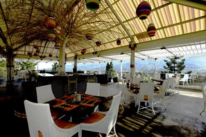 2 restaurantes; se sirve desayuno, almuerzo y cena; cocina internacional