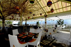 2 restaurantes; se sirven desayunos, almuerzos y cocina internacional 