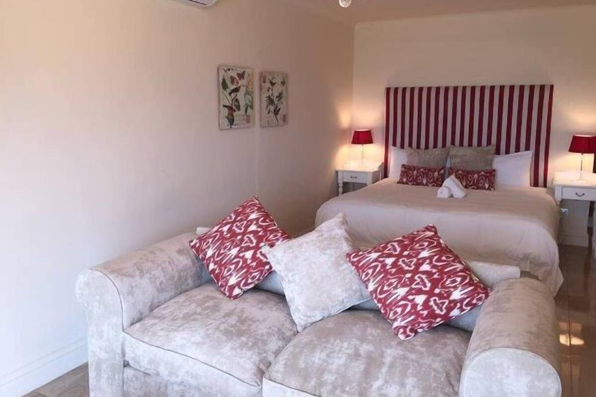 Premium bedding, in-room safe, desk, iron/ironing board (on request)