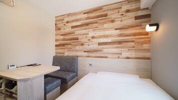 Une petite pièce moderne avec un lambris en bois, un lit, un bureau et une chaise.