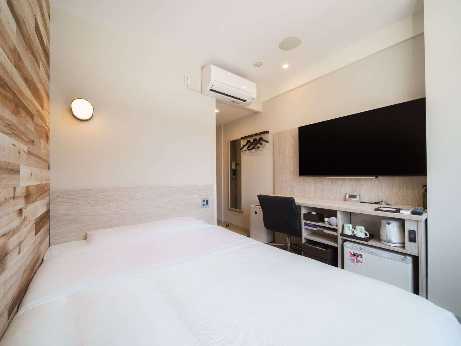 desk, blackout curtains, soundproofing, free wifi