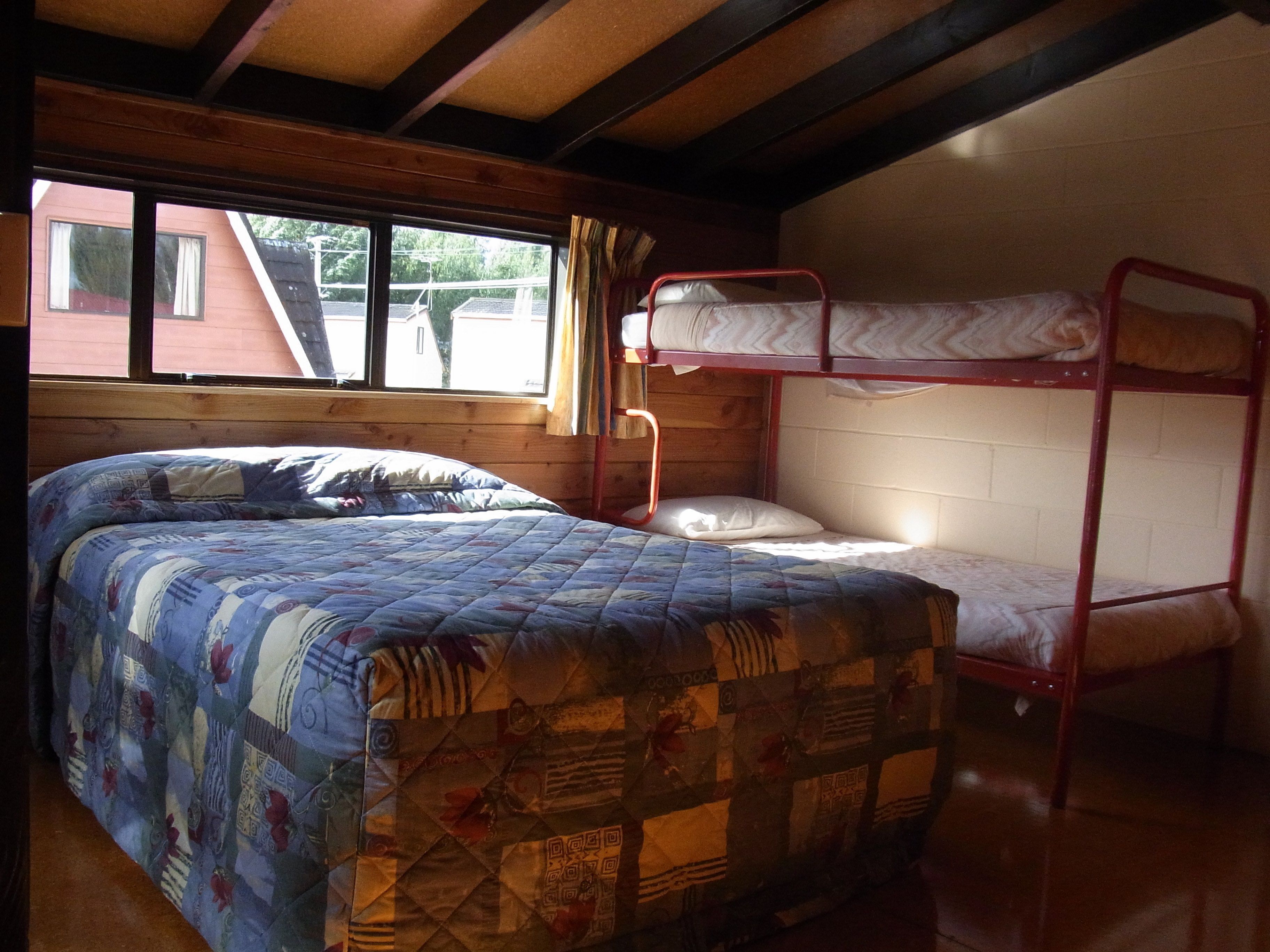 ルーム 1 ベッドルーム (1x Double, 1x Bunk, 2x Rollaway Beds) | 1 室のベッドルーム、低刺激性寝具、ベビーベッド (無料)、WiFi (無料)