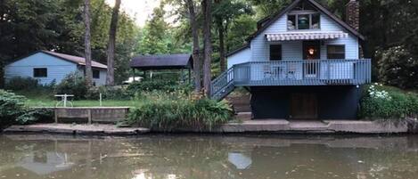 Blue Cottage on the Creek | Living area