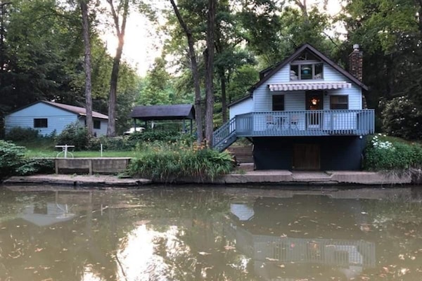Blue Cottage on the Creek | Living area | Streaming services