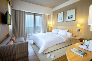 Minibar, két bảo mật tại phòng, bàn 