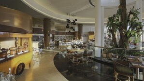 朝食 (ビュッフェ)、毎日提供 (有料)