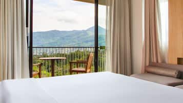 Kamar Deluks, pemandangan gunung | Minibar, brankas, meja kerja, dan ruang kerja ramah laptop