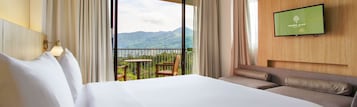 Quarto luxo, vista para a montanha | Frigobar, cofres nos quartos, escrivaninha