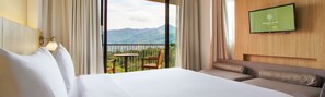 Habitació Deluxe, vistes a la muntanya | Minibar, caixa forta a l'habitació i escriptori