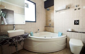 Kahden hengen superior-huone (yksi tai kaksi sänkyä), 1 parisänky | Kylpyhuone | Suihku, ilmaiset hygieniatuotteet, pyyhkeet