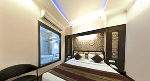 Een kluis op de kamer, een bureau, geluiddichte muren