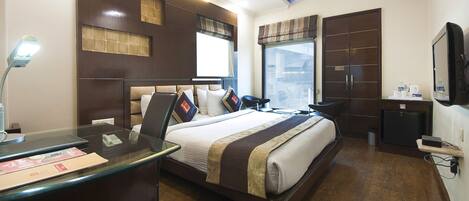 Executive Room | In-room safe, desk, soundproofing, iron/ironing board