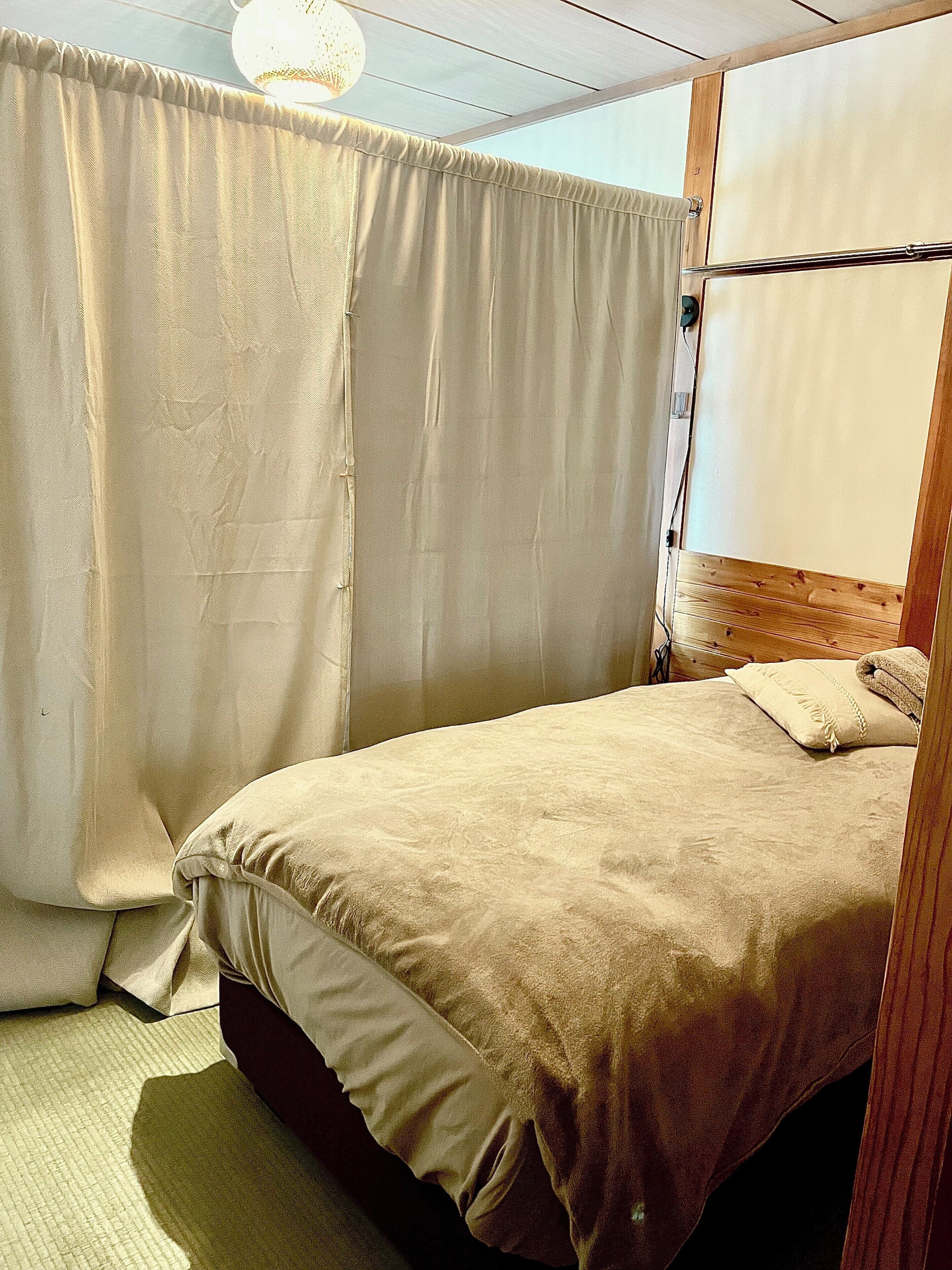 Gemeinsamer Standard-Schlafsaal, Gemeinschaftsbad (206 210)