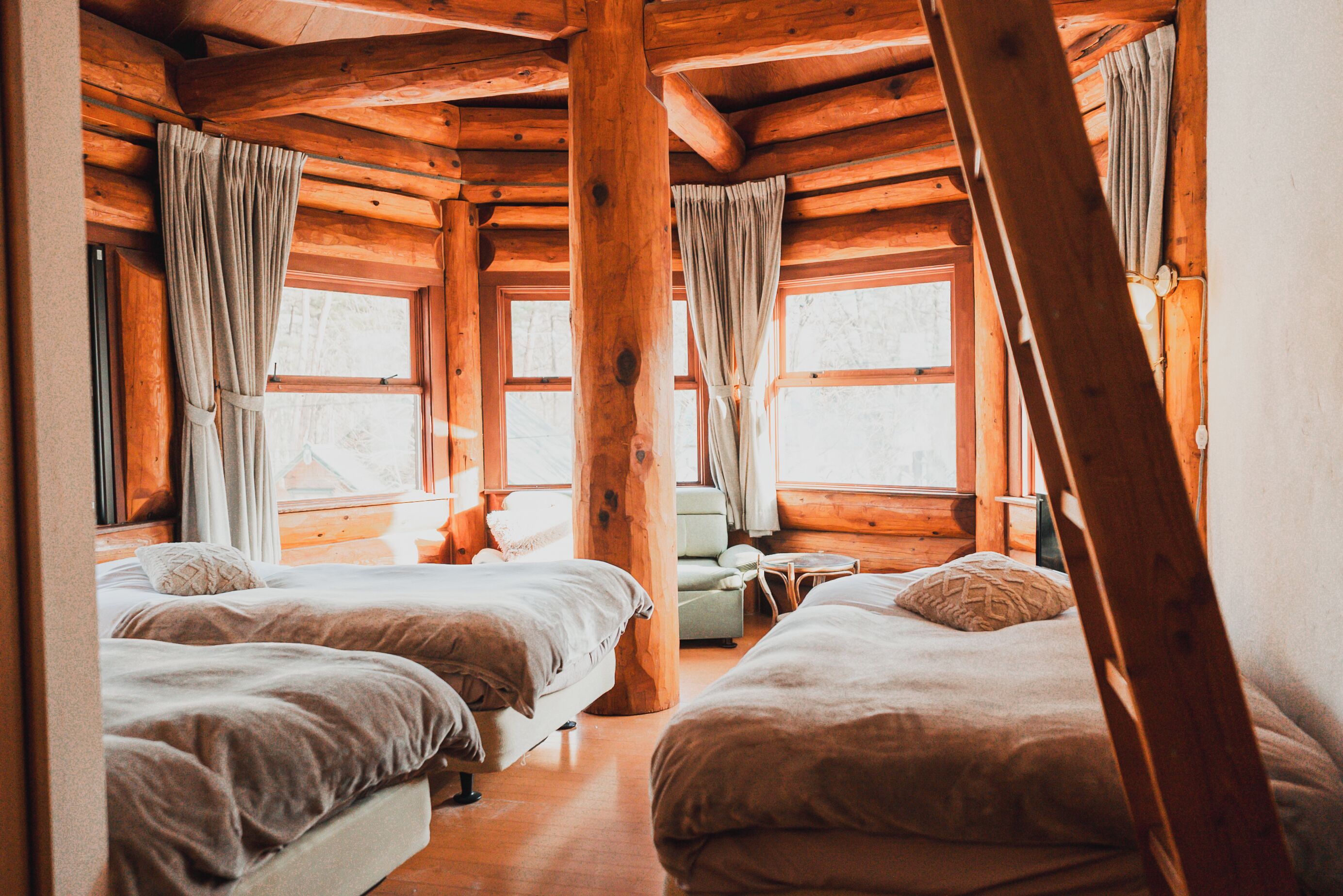 Blackout drapes, free WiFi, bed sheets