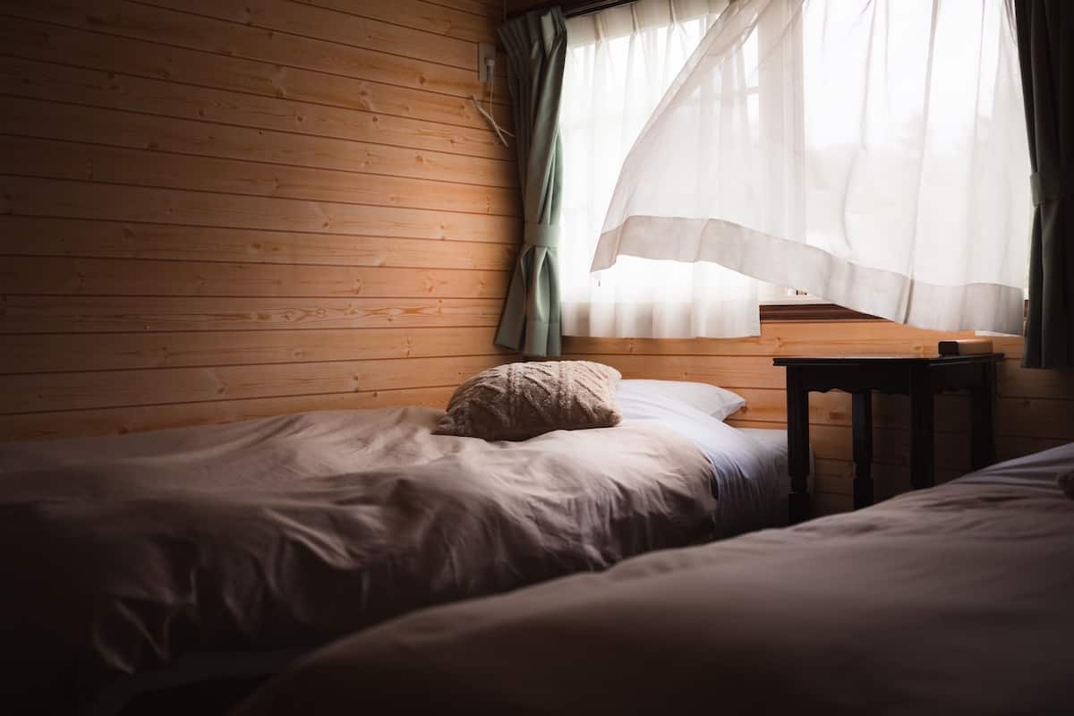 7 Schlafzimmer, Verdunkelungsvorhänge, kostenloses WLAN, Bettwäsche