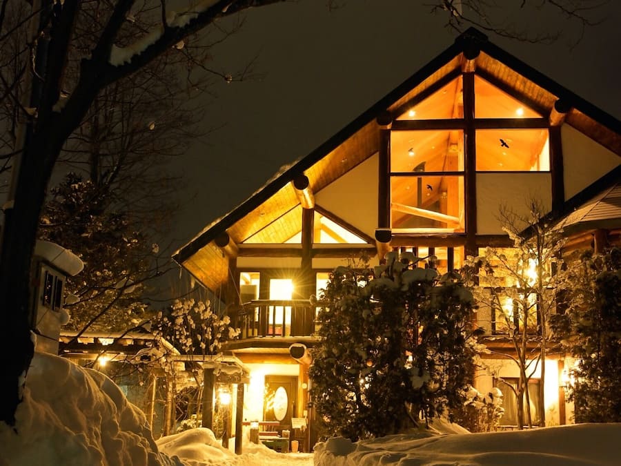 Log Meteor 7 Bedroom House | Blackout drapes, free WiFi, bed sheets