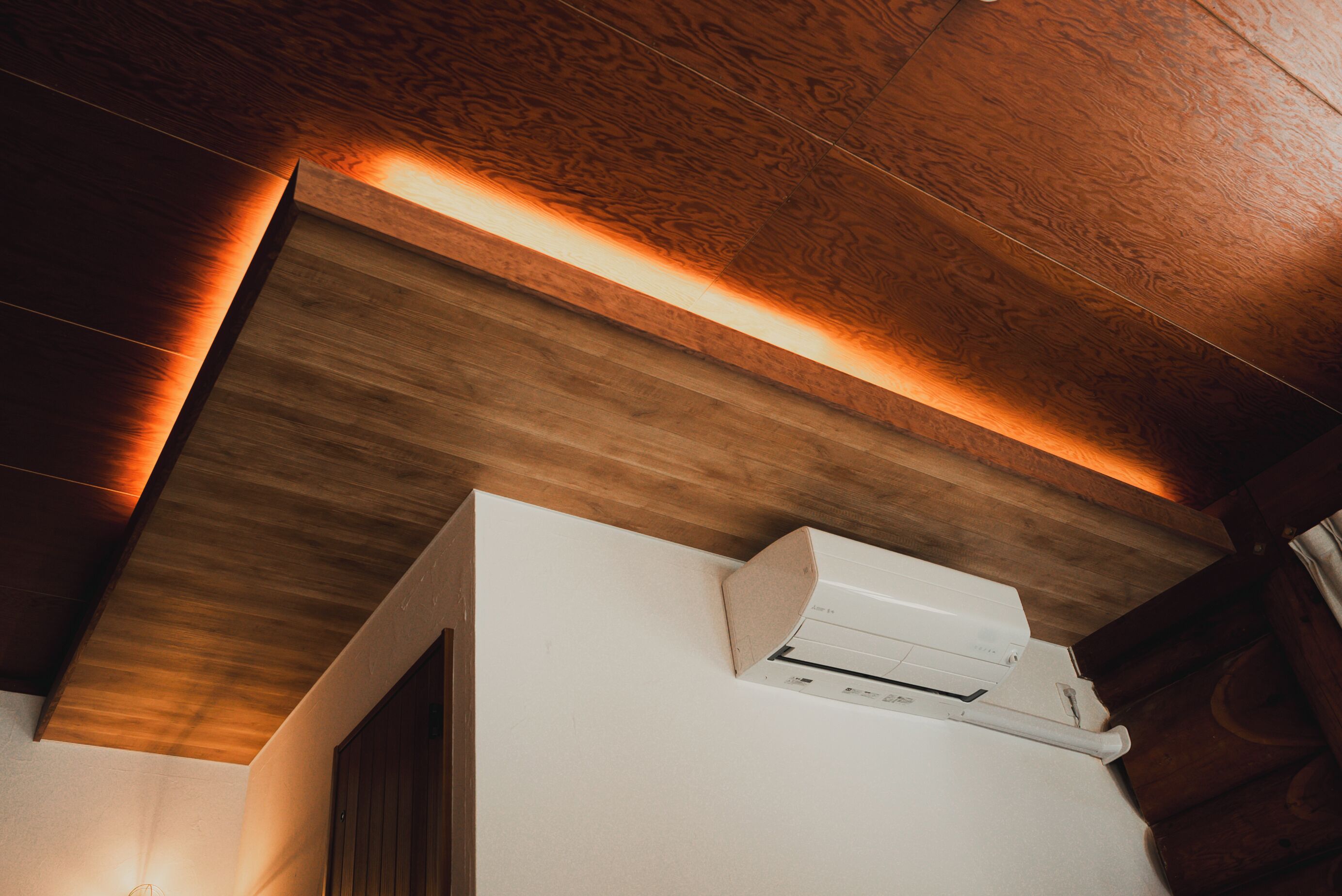 Eine Decke mit Holzvertäfelung und eingelassener Beleuchtung.