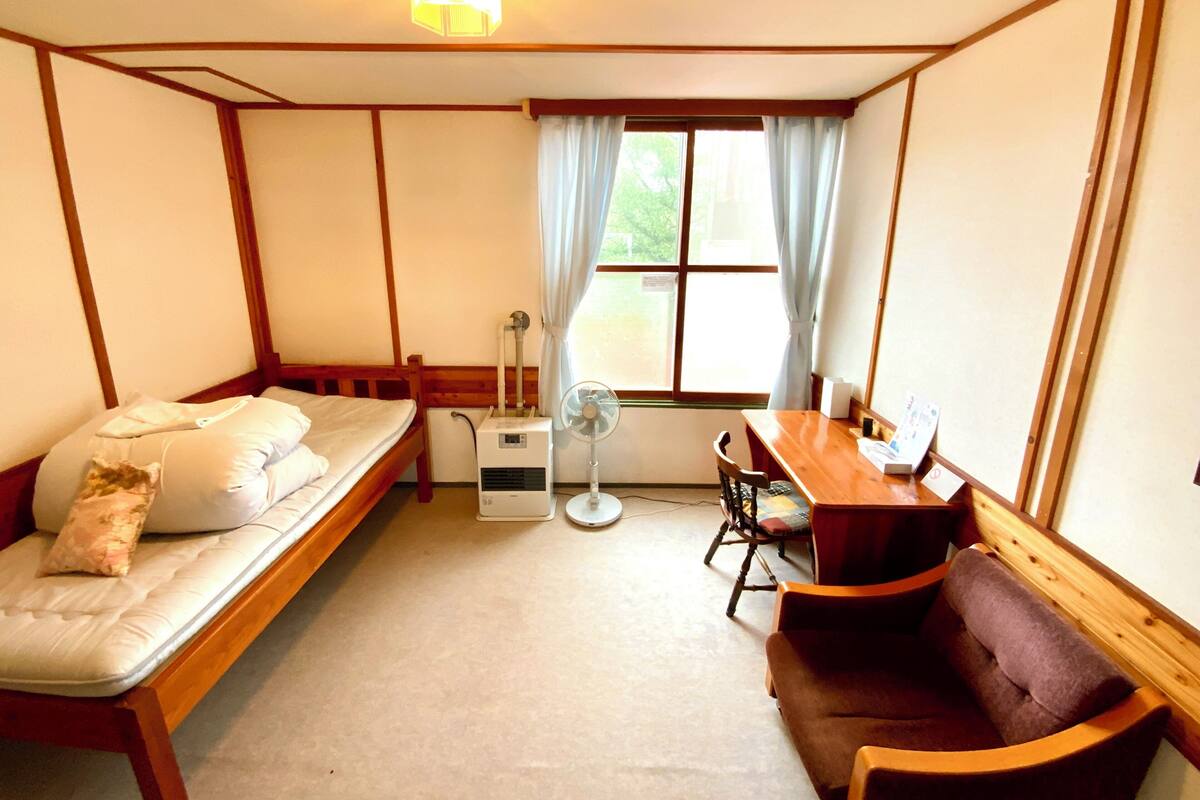 Basic Single Room | Desk, free WiFi, bed sheets