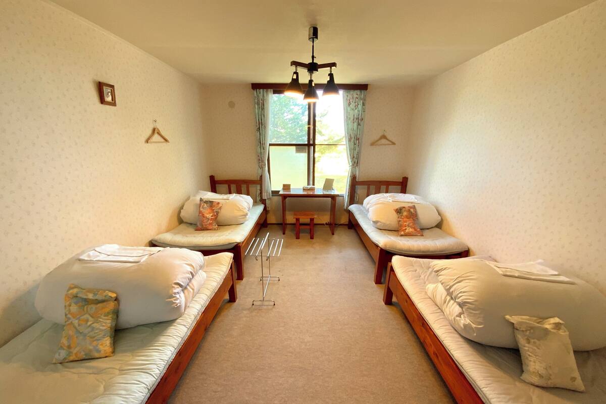 Basic Quadruple Room | Desk, free WiFi, bed sheets