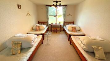 Basic Quadruple Room | Desk, free WiFi, bed sheets