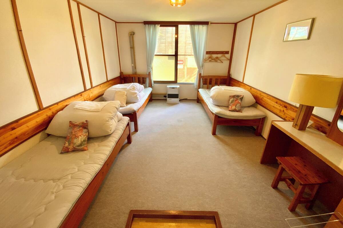 Basic Triple Room | Desk, WiFi (free), bed sheets