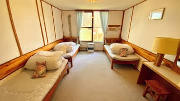 Basic Triple Room | Desk, free WiFi, bed sheets