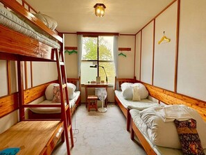 Habitación básica, solo para hombres (Dormitory) | Escritorio, wifi gratis, ropa de cama