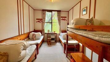 Kamar Basic, hanya perempuan (Dormitory) | Meja kerja, Wi-Fi gratis, dan seprai linen