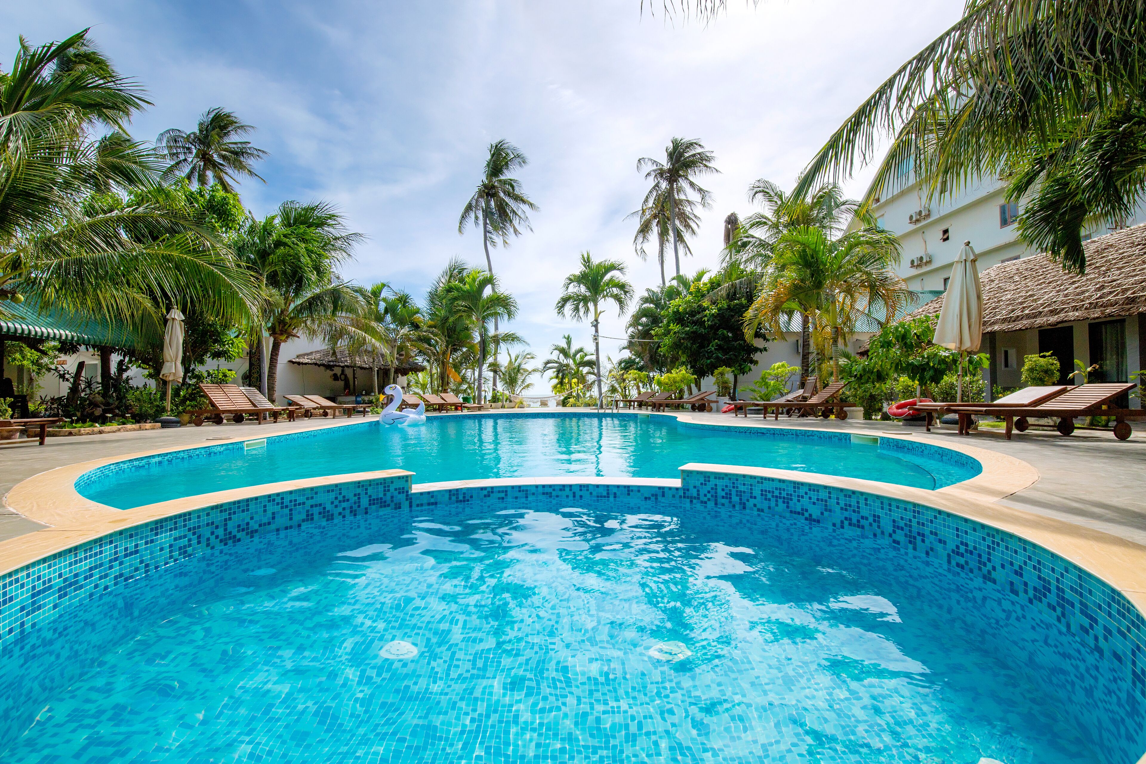 2 piscinas al aire libre, sombrillas, sillones reclinables de piscina