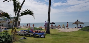 Playa privada, camastros y sombrillas