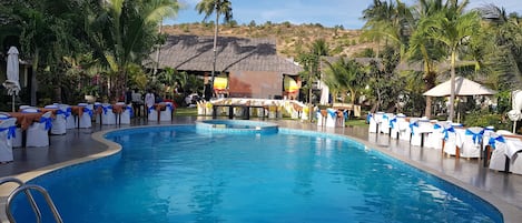 2 utomhuspooler, parasoller och solstolar