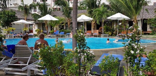 Deluxe Quadruple Room | Minibar, in-room safe, desk, free WiFi - Sun & Sands Beach Hotel (Phan Thiet)