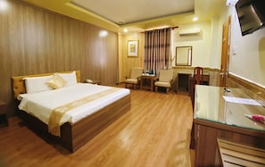 Deluxe Double Room | Minibar, in-room safe, individually furnished, desk - Linh Phuong 8 Hotel (Can Tho)