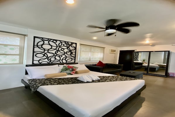 Deluxe Room | Peti besi dalam bilik, meja, langsir/tirai gelap terus, Wi-fi percuma