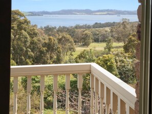 A balcony with a view of a lake and surrounding trees. - Waterview Gardens B&B (Margate)
